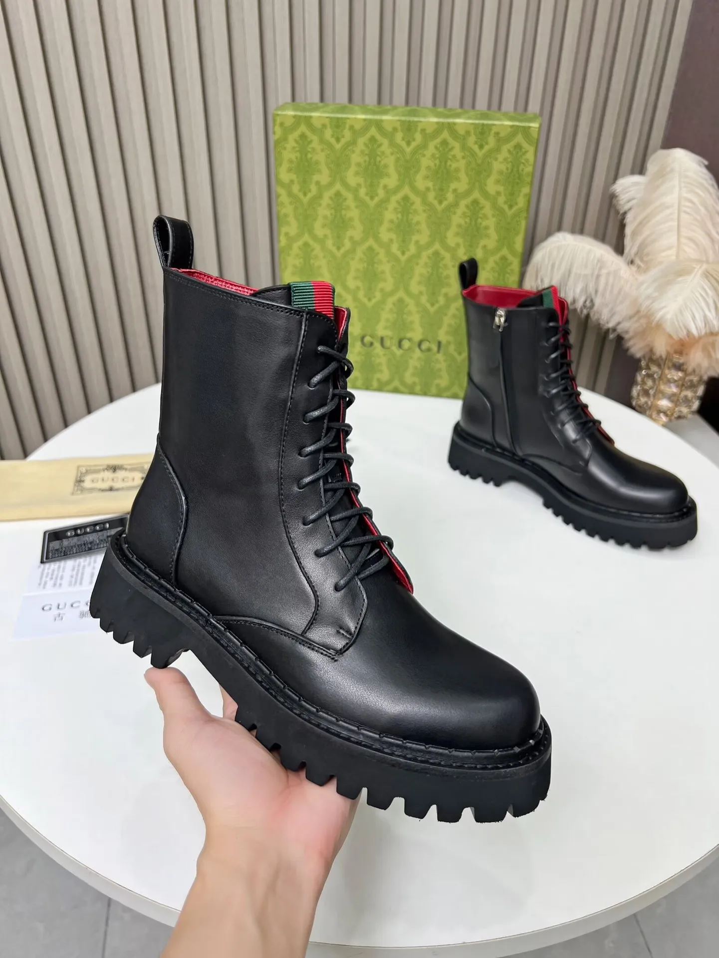 👟👟Ex-factory price 620👟👟 2025 latest version of Gucci GUCCI versatile strappy Martin boots, easy to put on and take off 'Branded webbing color matching Heel height: 5cm Fabric: cowhide/open edge beads Inner/foot pads: red cowhide 🐂 The outsole is made of foam outsole Color: black Code number: 34-40. 34 and 41 42 need to be customized Packaging: Comes with card and cloth bag.